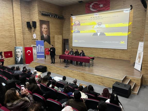 “Türkiye Yüzyılında İnsan, Aile ve Toplum” konulu paneli Muğla Sıtkı Koçman Üniversitesi AKM Salonunda gerçekleştirildi…